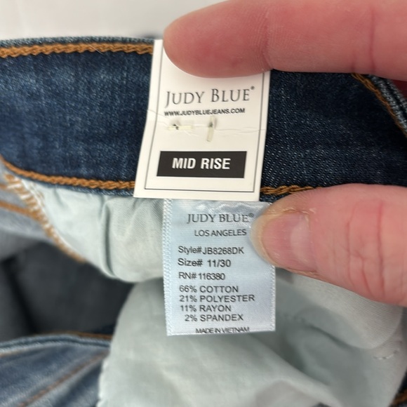 Judy Blue size 11 with patches behind distressingNWT - Picture 9 of 10